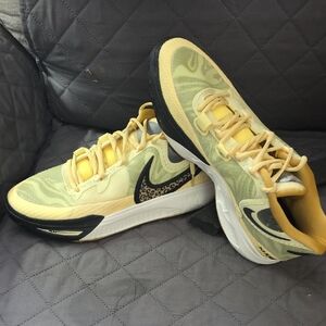 Mens Kyrie 8, Size 10.5Nike Yellow and Black Sneakers with Leopard Swoosh Accent